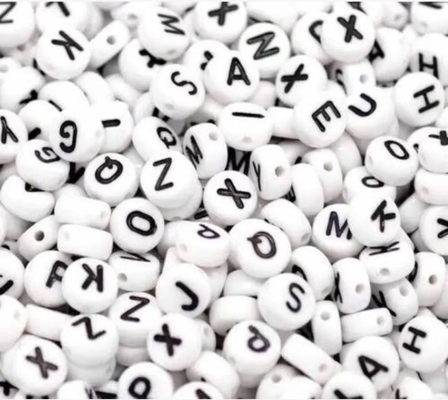 Letras negras cuentas blancas / 500 unidades