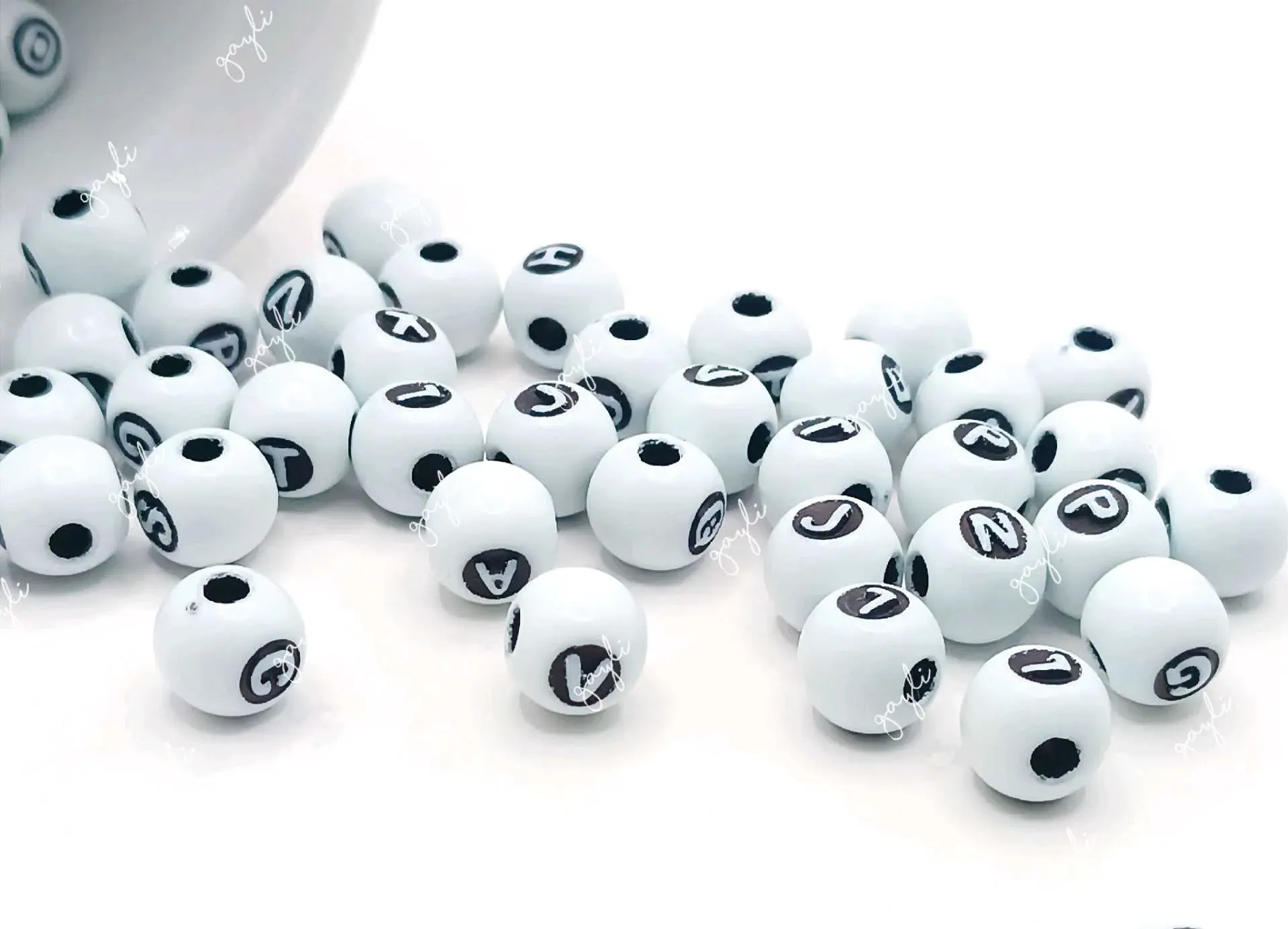 Separador bolas con letras surtidas 1cm / 50 unidades