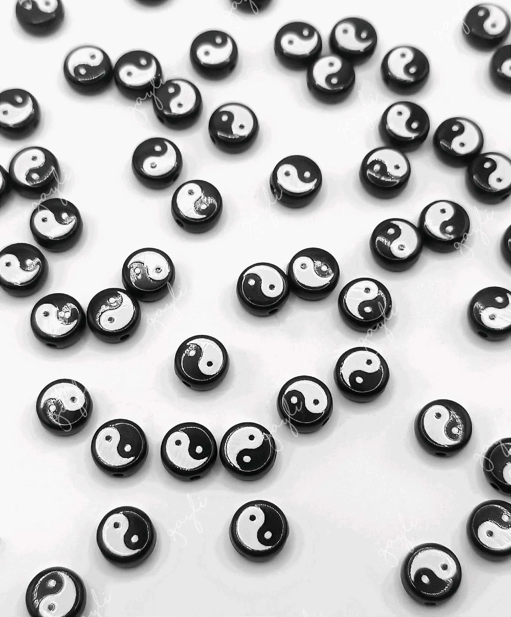 Separador yin yang negro redondo plastico 1cm / 50 unidades